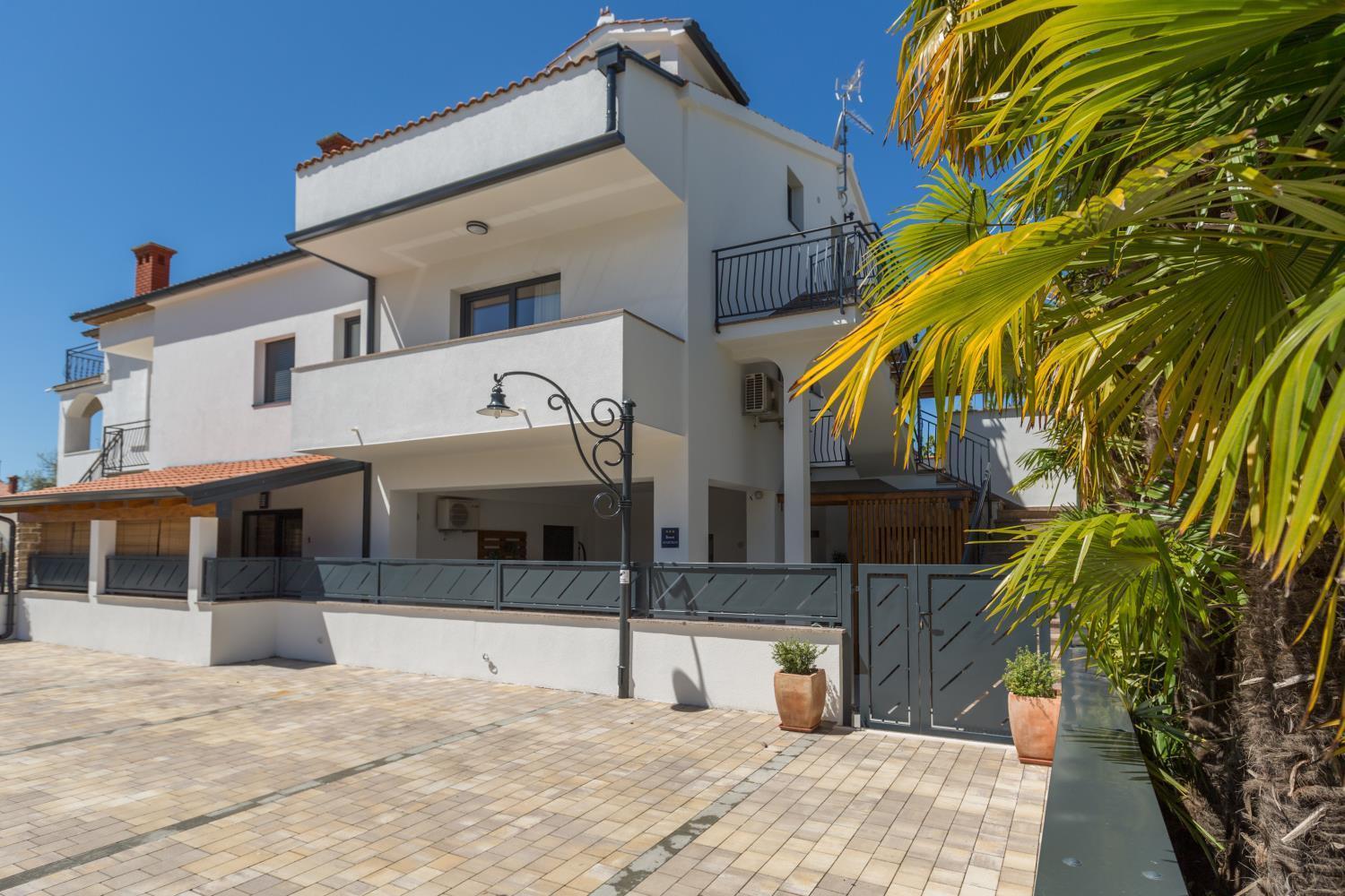 Reizendes Nur 250 Meter Zum Mit Privater Terrasse, Grill, Wifi Apartment